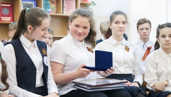 Школьнице из Владивостока Ярославе Родионовой вручили нагрудный знак общественно-государственной инициативы Горячее сердце. 3 мая 2018