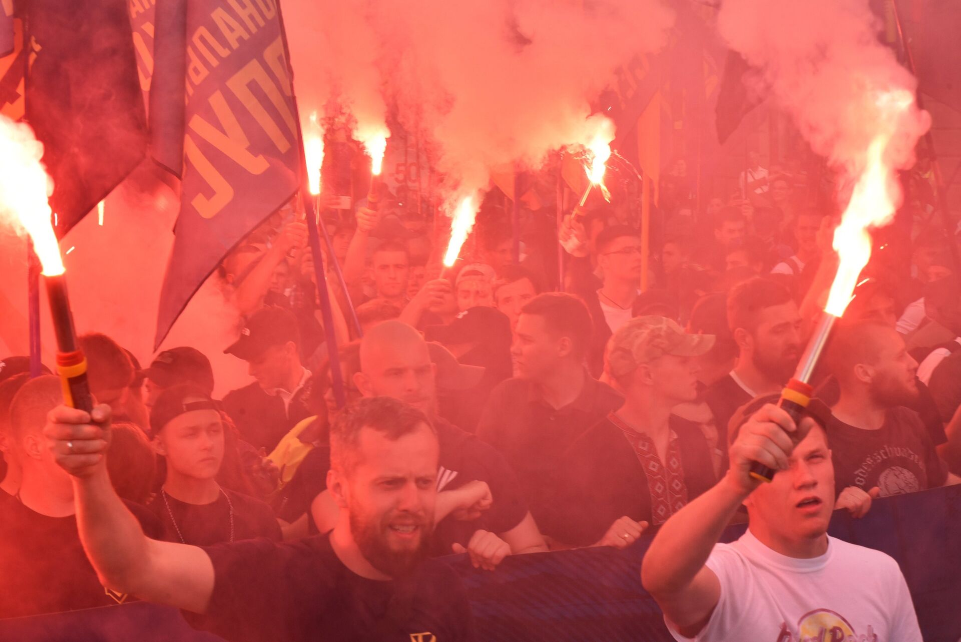 Участники факельного шествия националистов, приуроченного к четвёртой годовщине событий 2 мая 2014 года в Доме профсоюзов в Одессе. 2 мая 2018 - РИА Новости, 1920, 29.04.2022