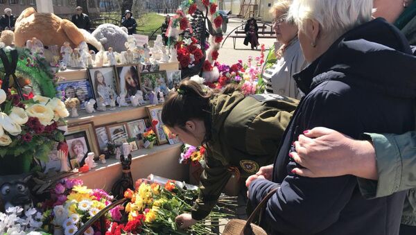 Народный мемориал около ТЦ Зимняя вишня в Кемерово. 3 мая 2018
