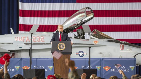 Президент США Дональд Трамп во время встречи с морскими пехотинцами на авиабазе Мирамар, Калифорния
