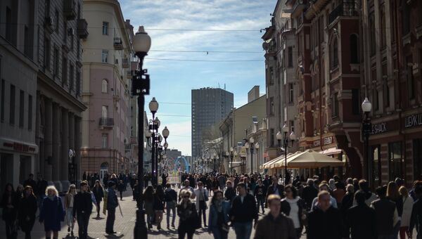 Прохожие на улице Арбат в Москве. Архивное фото