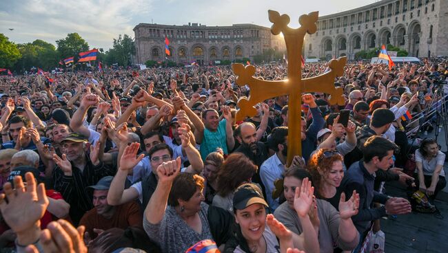 Сторонники лидера оппозиции в Армении Никола Пашиняна на митинге на площади Республики в Ереване