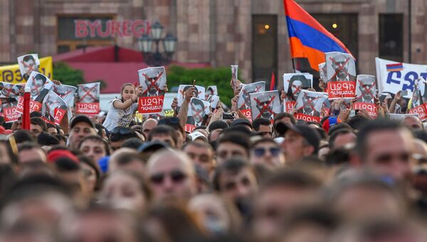 Сторонники лидера оппозиции в Армении Никола Пашиняна на митинге на площади Республики в Ереване