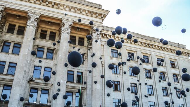 Траурные мероприятия у Дома профсоюзов на площади Куликово поле в Одессе в память о погибших при пожаре 2 мая 2014