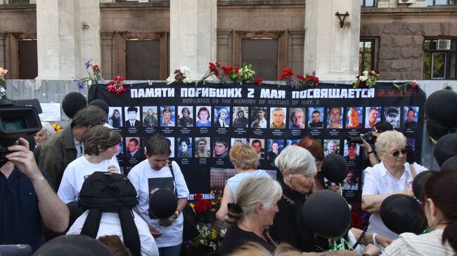 Траурные мероприятия у Дома профсоюзов на площади Куликово поле в Одессе в память о погибших при пожаре 2 мая 2014