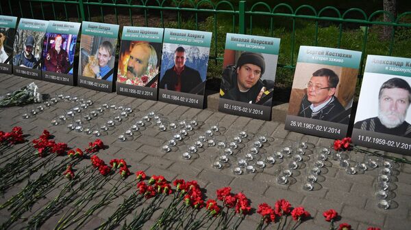 Цветы, свечи и портреты погибших в одесском Доме профсоюзов на траурной акции Помним у посольства Украины в Москве