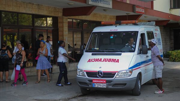 Автомобиль скорой помощи возле больницы им. Мануэля Фахардо в Гаване