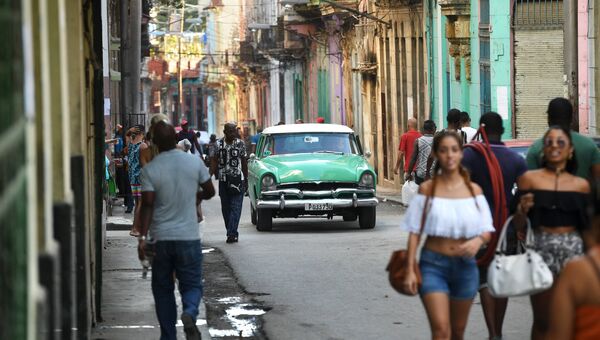 Жители на улице в Гаване. Архивное фото