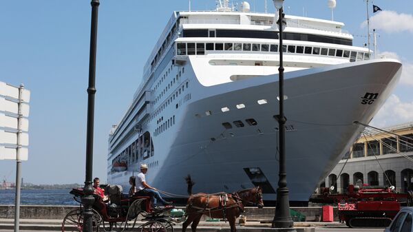Круизный лайнер и конный экипаж в порту Гаваны
