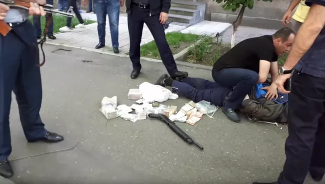 Задержание нападавшего на филиал банка в Ереване, Армения. 3 мая 2018