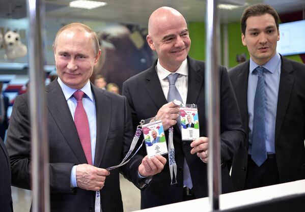Президент РФ Владимир Путин получил удостоверение во время посещения в Сочи Центра выдачи паспортов болельщиков чемпионата мира по футболу 2018 в России. 3 мая 2018 года