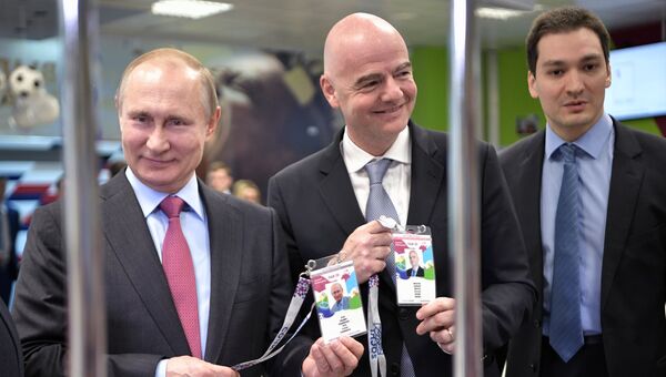 Президент РФ Владимир Путин получил удостоверение во время посещения в Сочи Центра выдачи паспортов болельщиков чемпионата мира по футболу 2018 в России. 3 мая 2018 года