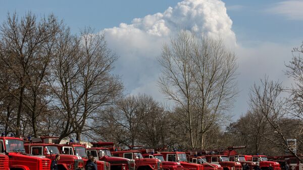 Пожарные расчеты автомашин рядом с военными складами боеприпасов на востоке Украины. Архивное фото