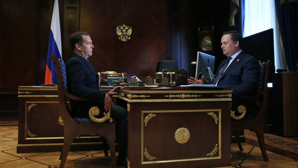 Председатель правительства РФ Дмитрий Медведев и губернатор Новгородской области Андрей Никитин во время встречи. 3 мая 2018