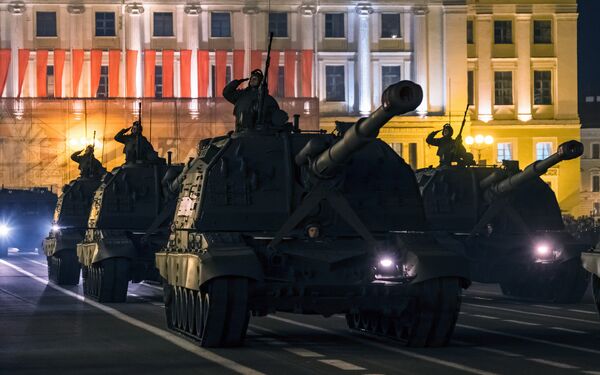 Самоходная артиллерийская установка (САУ) Мста-С на репетиции военного парада, посвященного 73-й годовщине Победы в Великой Отечественной войне, на Дворцовой площади в Санкт-Петербурге