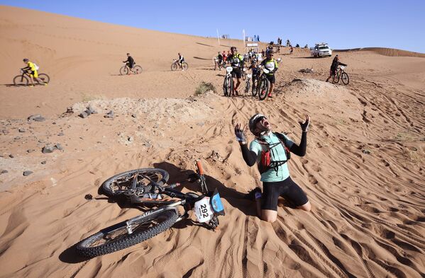 Участник 4-го этапа велогонки Titan Desert 2018 от Бумальне-Дадес до Мерзуга в Марокко