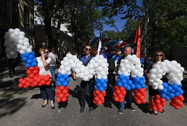 Участники первомайской демонстрации в Симферополе
