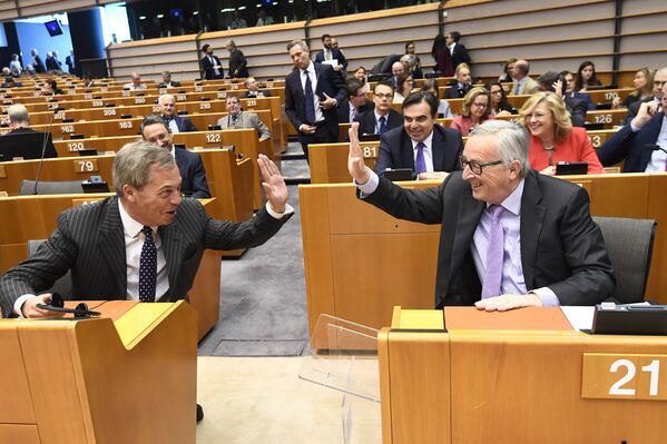 Председатель Европейской комиссии Жан-Клод Юнкер и депутат Европейского парламента от юго-восточной Англии Найджел Фарадж на пленарном заседании Европейского парламента в Брюсселе