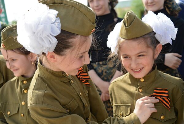 Участники всероссийской акции Георгиевская ленточка у Мемориального комплекса Славы имени Ахмата Кадырова в Грозном