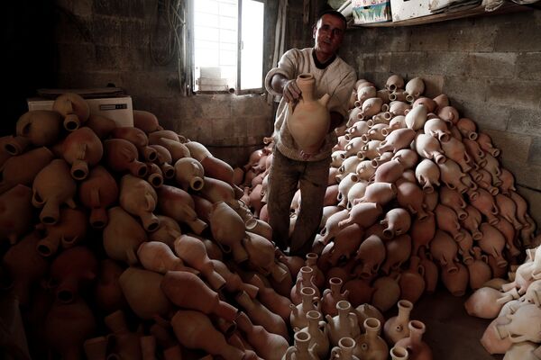 Палестинец в своей гончарной мастерской в городе Джуба на Западном берегу