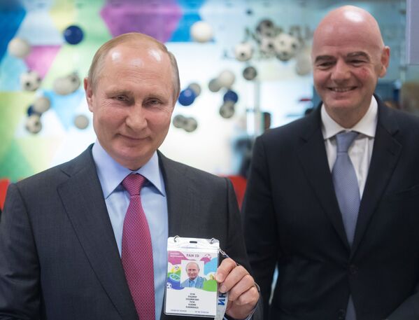 Президент РФ Владимир Путин и президент FIFA Джанни Инфантино во время посещения в Сочи Центра выдачи паспортов болельщиков чемпионата мира по футболу 2018 в России. 3 мая 2018 года