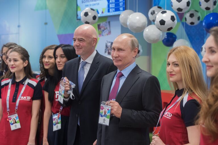 Президент РФ Владимир Путин и президент FIFA Джанни Инфантино во время посещения в Сочи Центра выдачи паспортов болельщиков чемпионата мира по футболу 2018 в России. 3 мая 2018 года