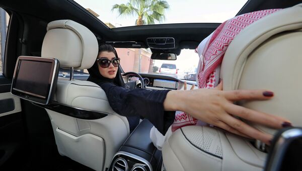 Саудовская женщина учится вождению в Эр-Рияде