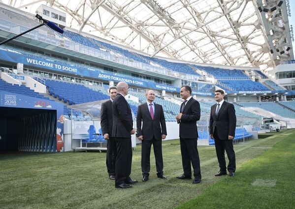 Президент РФ Владимир Путин и президент FIFA Джанни Инфантино (слева) во время осмотра после реконструкции стадиона Фишт, который примет ряд матчей чемпионата мира по футболу 2018 в России