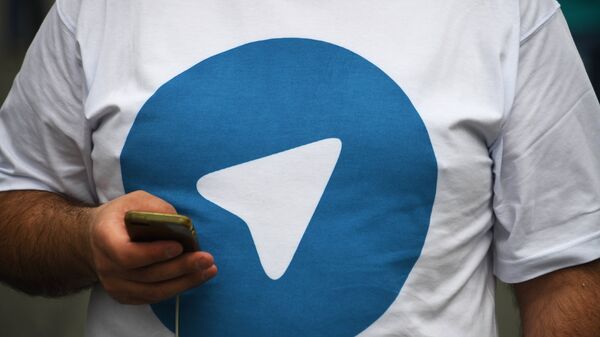 Логотип мессенджера Telegram на футболке
