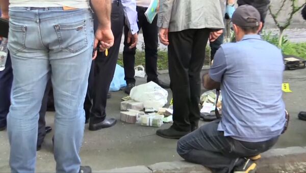Пачки денег и ружье: кадры с места задержания напавшего на банк в Ереване