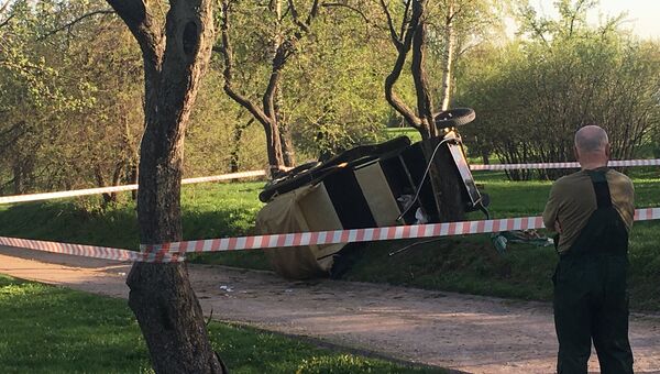 Пассажирская повозка, опрокинувшаяся в парке Коломенское. 3 мая 2018