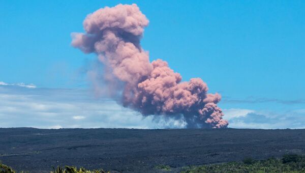 Облако пепла поднимается над вулканом Килауэа на Гавайских островах. 4 мая 2018