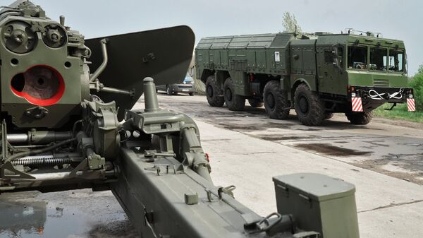 Орудие Гиацинт и ракетный комплекс Искандер во время подготовки боевой техники к участию в военном параде