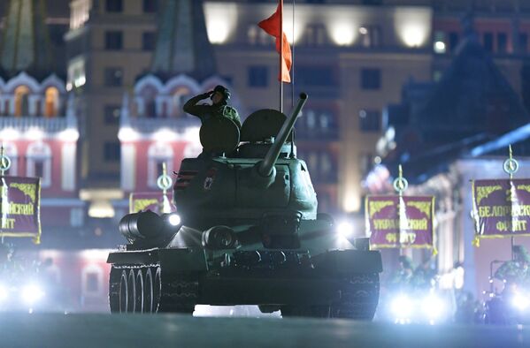 Танк Т-34-85 на репетиции военного парада на Красной площади, посвященного 73-й годовщине Победы в Великой Отечественной войне