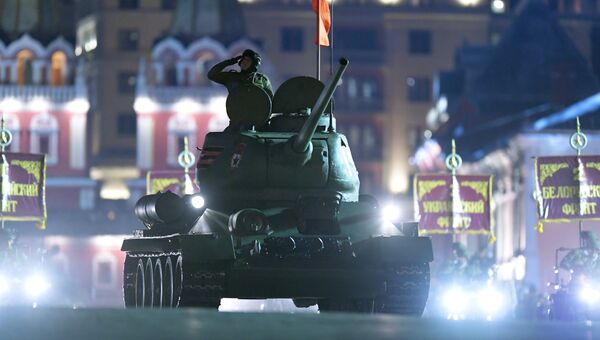 Танк Т-34-85 на репетиции военного парада на Красной площади, посвященного 73-й годовщине Победы в Великой Отечественной войне