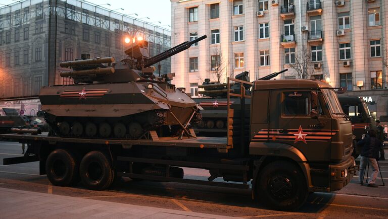 Роботизированный комплекс Уран-9 перед началом репетиции военного парада на Красной площади, посвященного 73-й годовщине Победы в Великой Отечественной войне