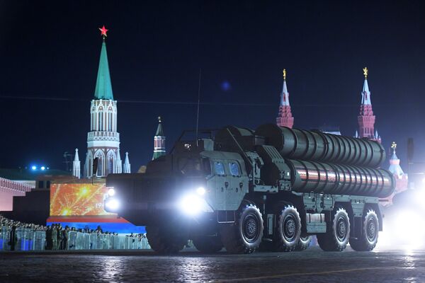 Транспортно-пусковая установка зенитного ракетного комплекса С-400 Триумф на репетиции военного парада на Красной площади, посвященного 73-й годовщине Победы в Великой Отечественной войне