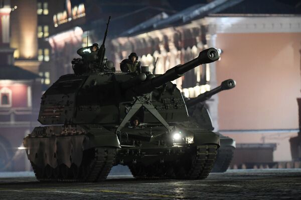 Самоходная артиллерийская установка Мста-С на репетиции военного парада на Красной площади, посвященного 73-й годовщине Победы в Великой Отечественной войне