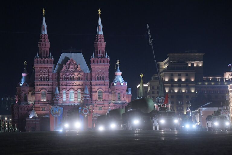 Транспортно-пусковой контейнер комплекса РС-24 Ярс на репетиции военного парада на Красной площади, посвященного 73-й годовщине Победы в Великой Отечественной войне