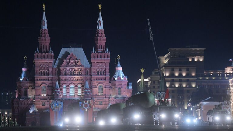 Транспортно-пусковой контейнер комплекса РС-24 Ярс на репетиции военного парада на Красной площади, посвященного 73-й годовщине Победы в Великой Отечественной войне