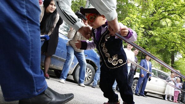 5-летний мальчик сдвинул с места автомобиль в Бишкеке