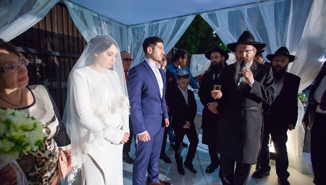 Главный раввин РФ Берл Лазар проводит церемонию бракосочетания шести еврейских пар в Инсбруке