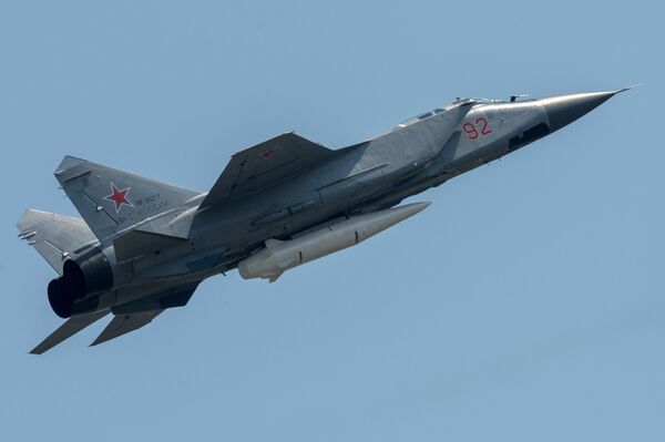Многоцелевой истребитель МиГ-31 с гиперзвуковой ракетой Кинжал на репетиции воздушной части парада Победы в Москве Многоцелевой истребитель МиГ-31 с гиперзвуковой ракетой Кинжал на репетиции воздушной части парада Победы в Москве