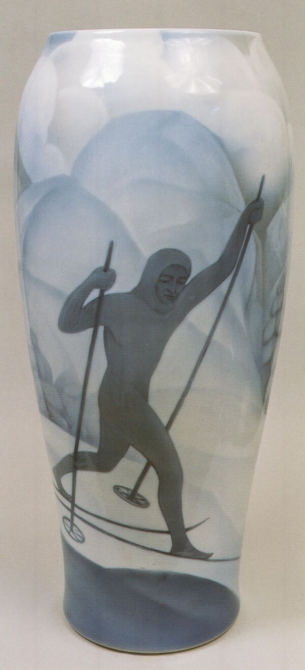 Рудольф Вильде (под вопросом). Ваза с изображением лыжников. Первая половина 1930-х. ЛФЗ. Фарфор, роспись подглазурная