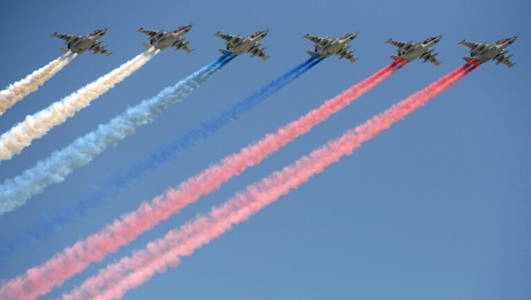 Штурмовики Су-25 БМ на репетиции воздушной части парада Победы в Москве