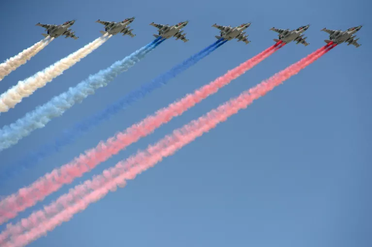 Штурмовики Су-25 БМ на репетиции воздушной части парада Победы в Москве Штурмовики Су-25 БМ на репетиции воздушной части парада Победы в Москве