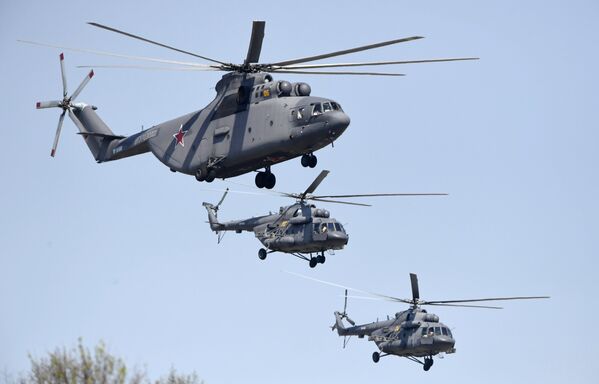 Тяжелый транспортный вертолёт Ми-26 и многоцелевые вертолёты Ми-8 на репетиции воздушной части парада Победы в Москве
