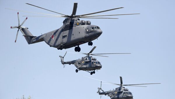Тяжелый транспортный вертолёт Ми-26 и многоцелевые вертолёты Ми-8 на репетиции воздушной части парада Победы в Москве