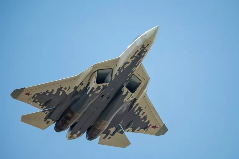 Многофункциональный истребитель Су-57 на репетиции воздушной части парада Победы в Москве Многофункциональный истребитель Су-57 на репетиции воздушной части парада Победы в Москве