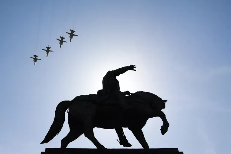 Фронтовые бомбардировщики Су-24М на репетиции воздушной части парада Победы в Москве Фронтовые бомбардировщики Су-24М на репетиции воздушной части парада Победы в Москве